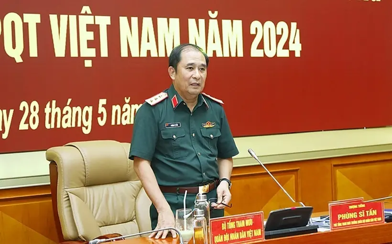 El teniente general Phung Si Tan, subjefe del Estado Mayor General del Ejército Popular de Vietnam, preside la conferencia para aprobar el plan sobre la Exposición Internacional de Defensa de Vietnam 2024. (Foto: VNA)