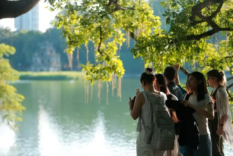 Visitantes pasean por el Lago Hoan Kiem en Hanói. (Foto: VNA)