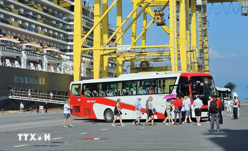 Casi dos mil vacacionistas extranjeros arribaron al puerto de Tien Sa, en la ciudad costera vietnamita de Da Nang. (Foto: VNA)