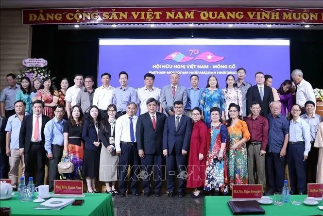 Participantes en el encuentro por el aniversario 70 del establecimiento de relaciones diplomáticas Vietnam-Mongolia. (Foto: VNA)