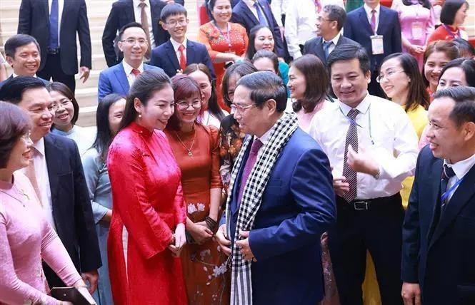 El primer ministro Pham Minh Chinh se reúne con maestros destacados. (Foto: VNA)