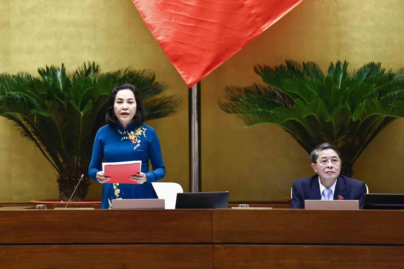 La vicepresidenta de la Asamblea Nacional, Nguyen Thi Thanh, dirige la sesión de debate. (Foto: VNA)