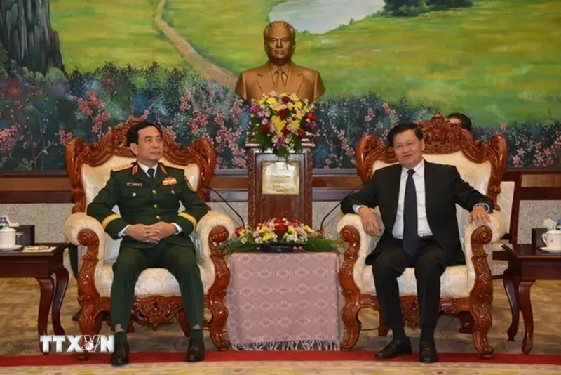 El ministro de Defensa de Vietnam, general Phan Van Giang, fue recibido por el secretario general del Partido Popular Revolucionario y presidente de Laos, Thongloun Sisoulith. (Foto: VNA)