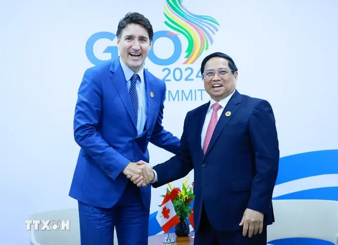 El primer ministro vietnamita, Pham Minh Chinh, se reúne con su homólogo canadiense, Justin Trudeau. (Foto: VNA)