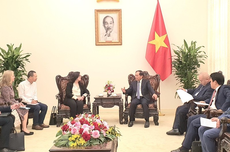 El viceprimer ministro y canciller vietnamita, Bui Thanh Son (derecha), recibe a la vicepresidenta del Banco Mundial (BM) para Asia Oriental y el Pacífico, Manuela V.Ferro. (Foto: VNA)