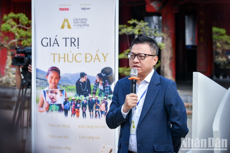 Le Quoc Minh, subjefe de la Comisión de Comunicación y Educación del Comité Central del Partido Comunista de Vietnam, presidente-editor del periódico Nhan Dan y titular de la Asociación de Periodistas del país, habla en el evento. 