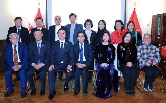 El viceprimer ministro Tran Hong Ha y representantes de la Embajada y la comunidad de vietnamitas en Dinamarca. (Foto: VNA)