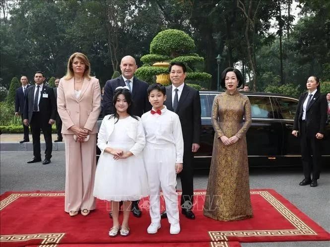 El presidente Luong Cuong (segundo desde la derecha, atrás) y su esposa, reciben a su homólogo búlgaro Rumen Radev y a su esposa en Hanói. (Foto: VNA)