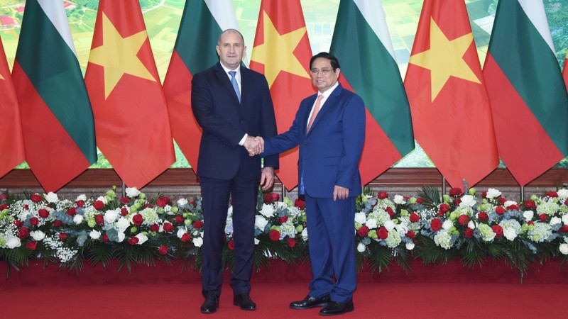 El primer ministro Pham Minh Chinh y el presidente búlgaro Rumen Radev.