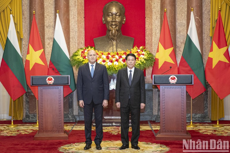 El presidente Luong Cuong y el su par búlgaro, Rumen Radev, en la ceremonia de firma y entrega de documentos de cooperación entre los dos países.