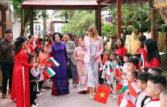 Nguyen Thi Minh Nguyet, esposa del presidente vietnamita Luong Cuong, y Desislava Radeva, esposa del presidente búlgaro Rumen Radev, visitan el Jardín de infancia Vietnam-Bulgaria en el distrito de Hai Ba Trung, en Hanói. (Foto: VNA)