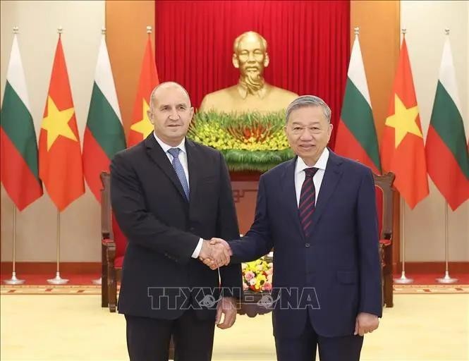 El secretario general del PCV, To Lam (derecha), recibe al presidente búlgaro, Rumen Radev (Foto: VNA)