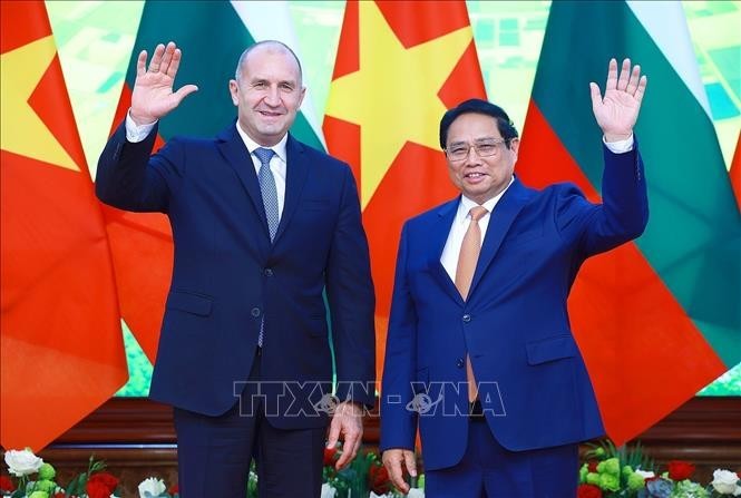 El presidente búlgaro, Rumen Radev, y el primer ministro de Vietnam, Pham Minh Chinh (a la derecha). (Foto: VNA)