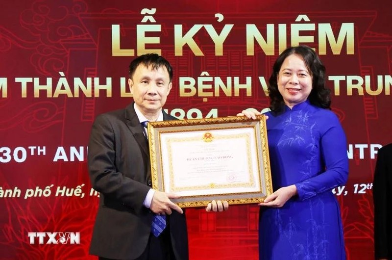 La vicepresidenta de Vietnam, Vo Thi Anh Xuan, concede Orden de Trabajo de primera categoría al director del Hospital Central de Hue, Pham Nhu Hiep. (Foto: VNA)