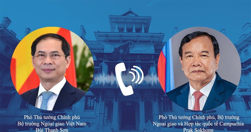 El vicepremier y canciller de Vietnam, Bui Thanh Son, mantiene conversaciones telefónicas con su homólogo camboyano, Prak Sokhonn. 