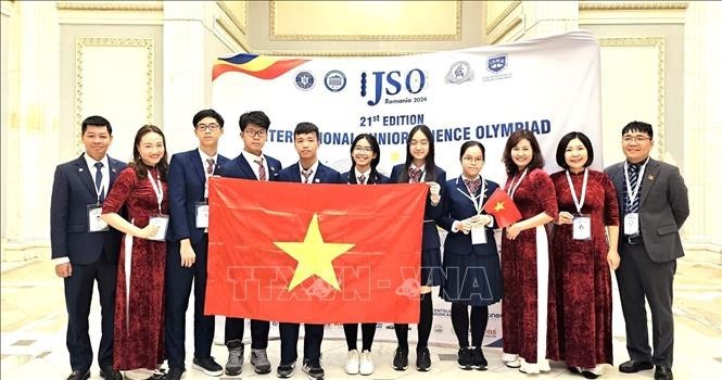 La delegación de estudiantes vietnamitas en la 21 Olimpiada Internacional de Ciencias Juveniles (IJSO) en Rumanía. (Foto: VNA)