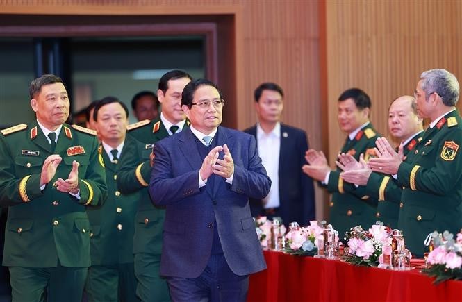 El primer ministro de Vietnam, Pham Minh Chinh, visita la Academia Nacional de Defensa. (Foto: VNA)