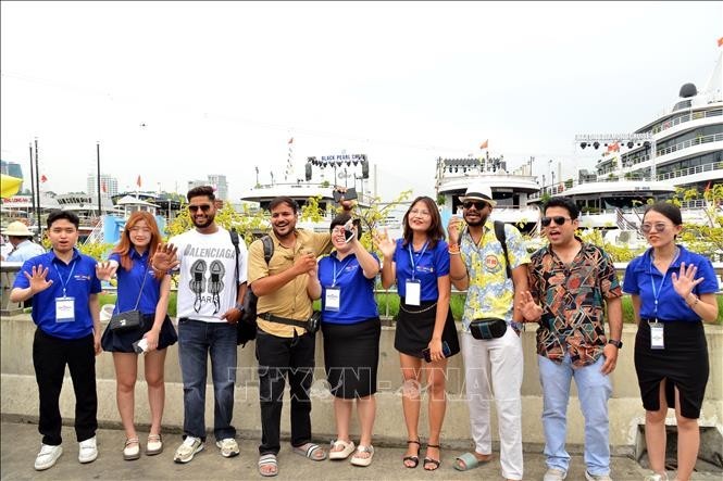 Los turistas indios toman foto antes de explorar la Bahía de Ha Long. (Foto: VNA)