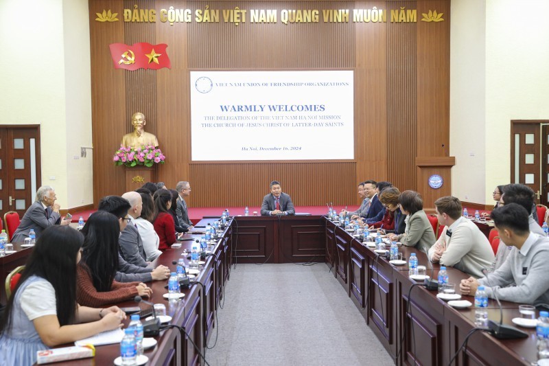 El presidente de la VUFO, Phan Anh Son, recibe a una delegación de los voluntarios internacionales de la Iglesia de Jesucristo de los Santos de los Últimos Días. (Foto: VNA)