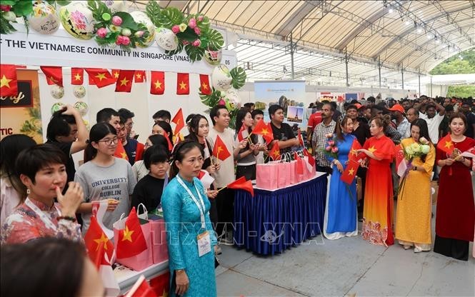 En el stand del Comité de Enlace de la comunidad vietnamita en Singapur. (Foto: VNA)