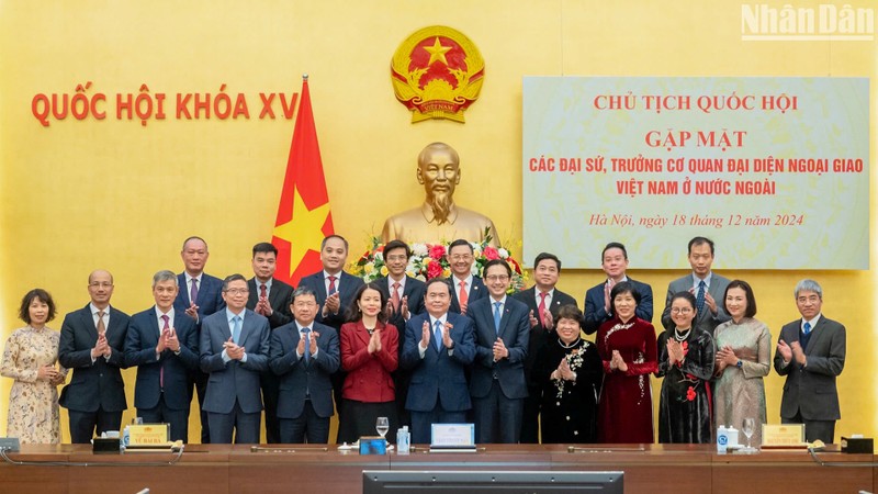 El presidente de la ANV, Tran Thanh Man, con embajadores y jefes de las representaciones diplomáticas vietnamitas en el exterior. 