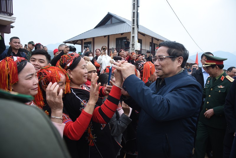 El primer ministro Pham Minh Chinh visita la aldea Lang Nu.