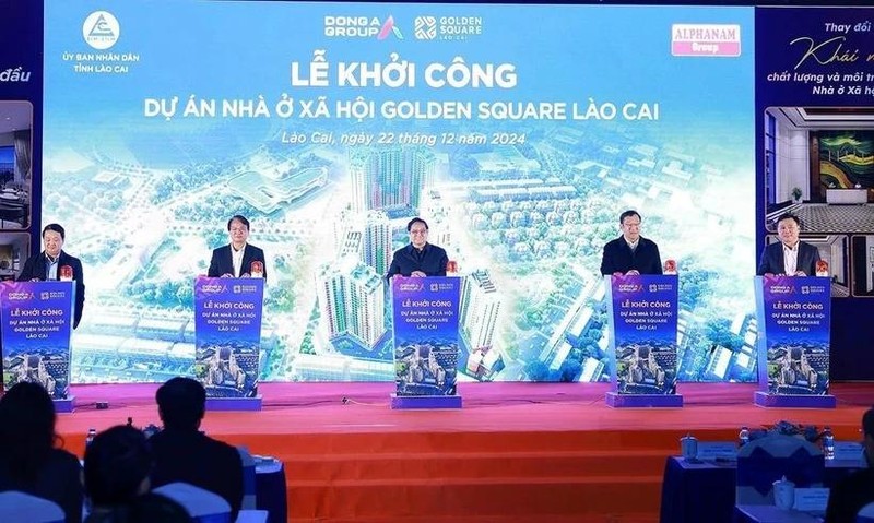 El primer ministro Pham Minh Chinh (En el centro) asiste a la ceremonia de inauguración de construcción de del proyecto de vivienda social Golden Square Lao Cai. (Foto: VNA)