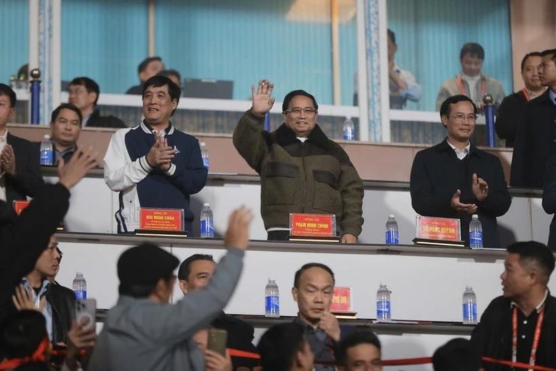 El primer ministro Pham Minh Chinh está presente en el estadio Viet Tri para motivar al equipo vietnamita. (Foto: VNA)