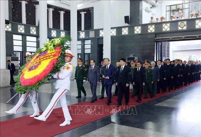 Una delegación del Comité Central del Partido Comunista de Vietnam, encabezada por el secretario general To Lam, rinde homenaje al general Nguyen Quyet. (Foto: VNA)