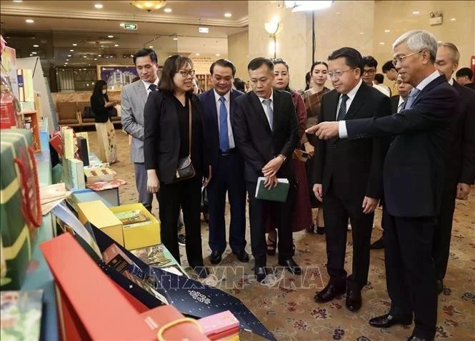 Los delegados visitan una exposición en el foro. (Foto: VNA)