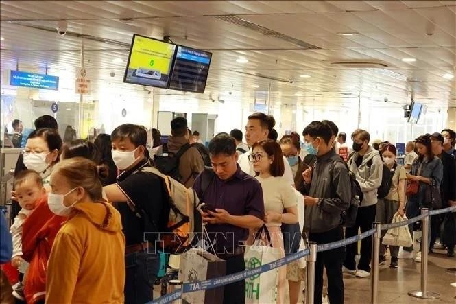 Pasajeros en el Aeropuerto Internacional Tan Son Nhat en Ciudad Ho Chi Minh. (Foto: VNA)