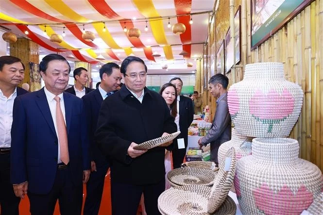 El primer ministro de Vietnam, Pham Minh Chinh, visita una exposición de productos de artesanía. (Foto: VNA)