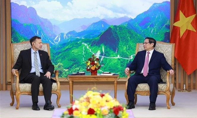 El primer ministro de Vietnam, Pham Minh Chinh (derecha), conversa con el saliente embajador de Australia en Hanói, Andrew Goledzinowski. (Foto: VNA)