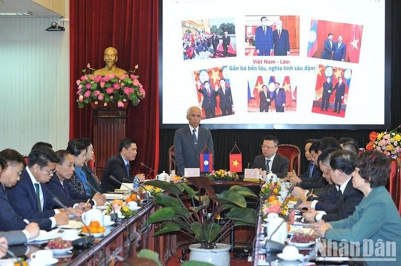 Khamphan Pheuyavong, también secretario del Comité Central del PPRL y presidente del Consejo Teórico Central, interviene en la sesión.