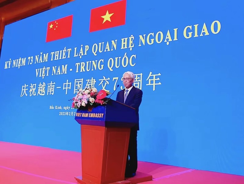 El embajador de Vietnam en China, Pham Sao Mai, habla en el evento. 