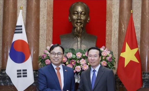 El presidente de Vietnam, Vo Van Thuong, recibe a Choi Youngsam, recién designado embajador de Corea del Sur en Hanói. (Fotografía: VNA)