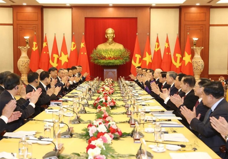 Panorama de la reunión entre el secretario general del Partido Comunista de Vietnam, Nguyen Phu Trong, y el secretario general del Partido Comunista de China y presidente del país, Xi Jinping. (Fotografía: VNA)