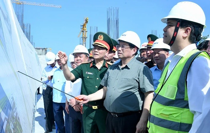 El primer ministro de Vietnam, Pham Minh Chinh, inspecciona la construcción de la Terminal 3 (T3) del Aeropuerto Internacional de Tan Son Nhat en Ciudad Ho Chi Minh (Foto: VNA)