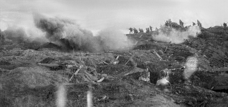 Frente a los ataques, las tropas francesas en la colina C, ahuyentadas, abandonan caóticamente sus posiciones y son interceptadas por soldados de choque vietnamitas que les disparan desde las trincheras. (Foto: VNA)