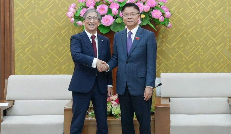El viceprimer ministro Le Thanh Long recibe al presidente de la Universidad japonesa de Nagoya, Sugiyama Naoshi. (Fotografía: moj.gov.vn)
