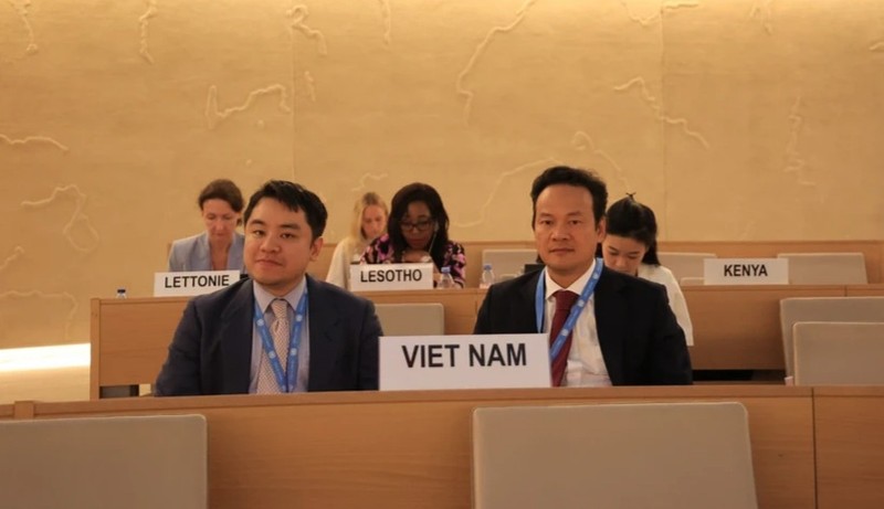 El embajador Mai Phan Dung (derecha), representante permanente de Vietnam ante la ONU, en la sesión. (Foto: VNA)