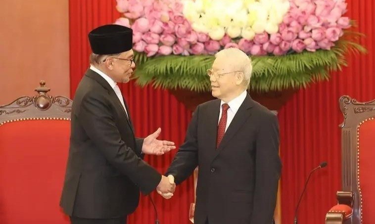 El secretario general del Partido Comunista de Vietnam, Nguyen Phu Trong, recibe en 2023 al primer ministro de Malasia, Anwar Ibrahim. (Fotografía: VNA)