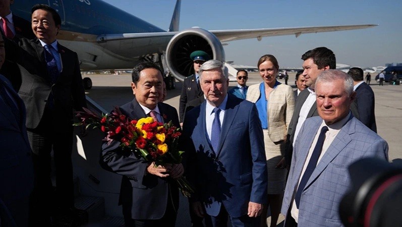 El presidente de la Asamblea Nacional de Vietnam, Tran Thanh Man, llega al Aeropuerto Internacional de Vnukovo, Moscú. (Foto:VNA)