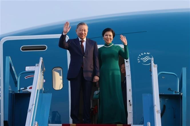 El secretario general del Partido Comunista de Vietnam (PCV), To Lam, y su esposa, partieron esta mañana de Hanói rumbo a Malasia para iniciar una visita oficial del 21 al 23 del presente mes.