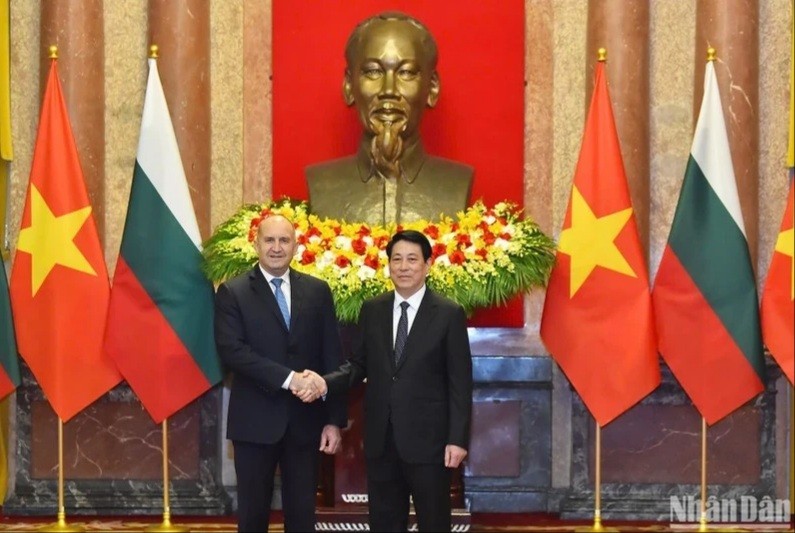 El presidente de Vietnam, Luong Cuong (derecha), y su par búlgaro, Rumen Radev (Foto: Nhan Dan)