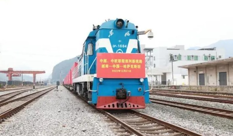El primer tren multimodal que conecta Vietnam con China y Kazajistán entró en funcionamiento en el último día del 2022 (Fotografía: CCTV)