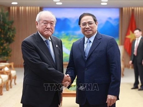 El primer ministro Pham Minh Chinh (der.) y el ministro de Estado de Servicios Financieros de Japón, Suzuki Shunichi (Fotografía: VNA)