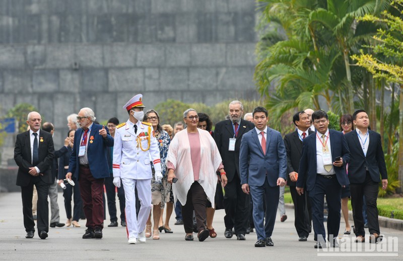 Los 26 delegados internacionales de organizaciones de amistad y paz de 15 países rindieron homenaje al Presidente Ho Chi Minh en su mausoleo y visitaron el Palacio Presidencial en Hanói.