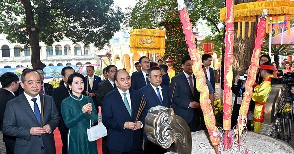 El presidente vietnamita y los delegados ofrecen inciensos en el templo de Kinh Thien.
