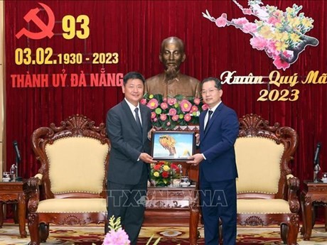 Nguyen Van Quang, secretario del Comité Municipal del Partido Comunista de Vietnam entrega regalo al cónsul general de Corea del Sur en Da Nang, Kang Boo Sung (Fotografía: VNA)